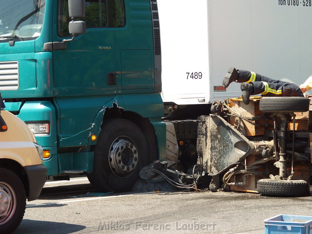 VU LKW Kehrmaschine Koeln Porz Gremberhoven Frankfurterstr - Ratherstr 15.JPG